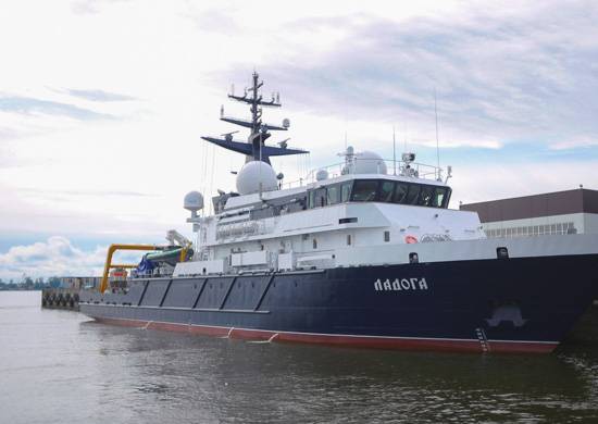 Deniz Kuvvetlerinin bayrağı "Ladoga" deneysel gemisine çekildi.