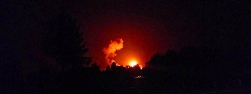 Under Chernigov (Ukraine) the arsenal of the Armed Forces of Ukraine is burning. Airspace closed