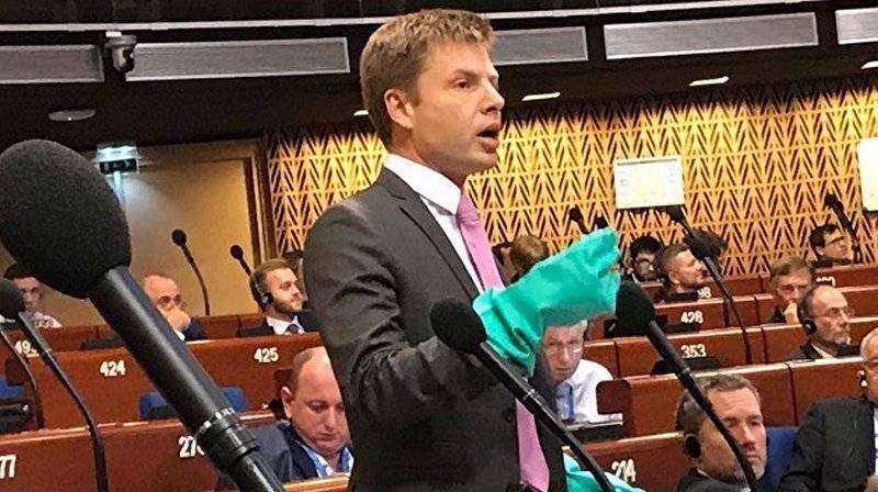 Saúde consciente! Um pacote de preservativos foi enviado ao parlamento ucraniano