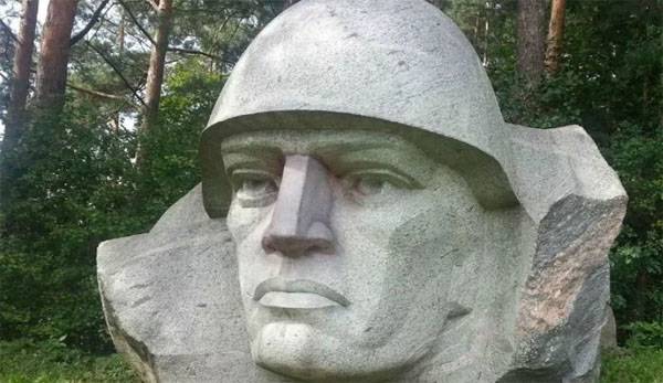 Litvanya'daki anıtın yeniden yıkılması. Sovyet askerlerinin anıtları onları korkutuyor