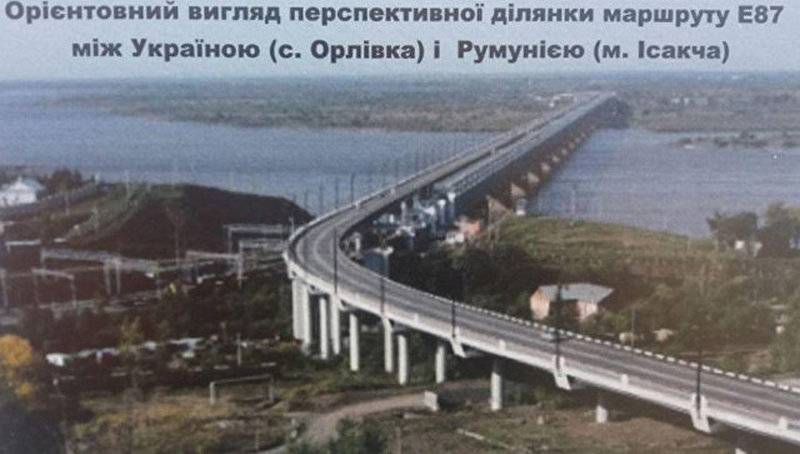 Na Ucrânia, emitiu uma ponte russa com contas 5000 para seu projeto