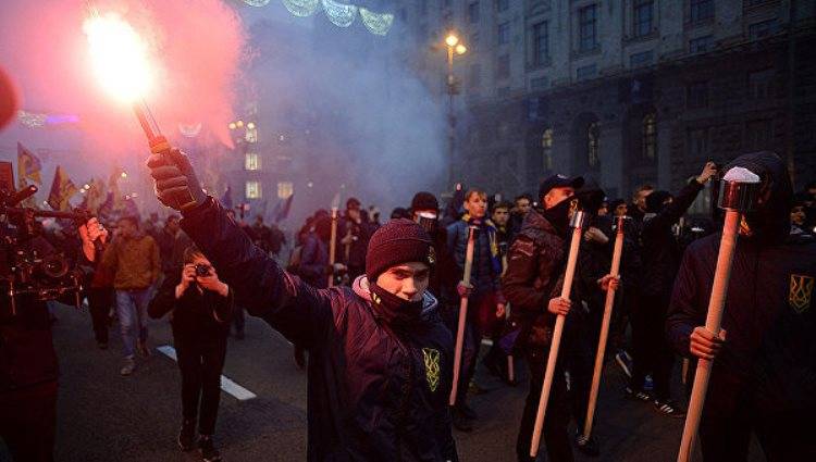 UPA Günü: Ukraynalı milliyetçiler Kiev'de yürüyüşe başladı