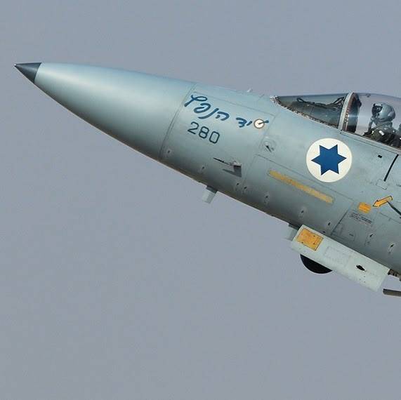 अब किसके लिए इजरायली वायु सेना के विमानों ने हड़ताल की?