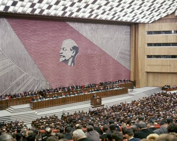 至于1980，承诺了共产主义。 苏共第二十二次代表大会纪念日
