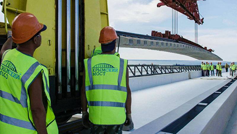 The first kilometers of the railway are laid on the Krymsky bridge