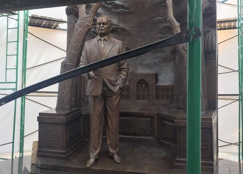 Monument to Karimov in Moscow. Who and why?