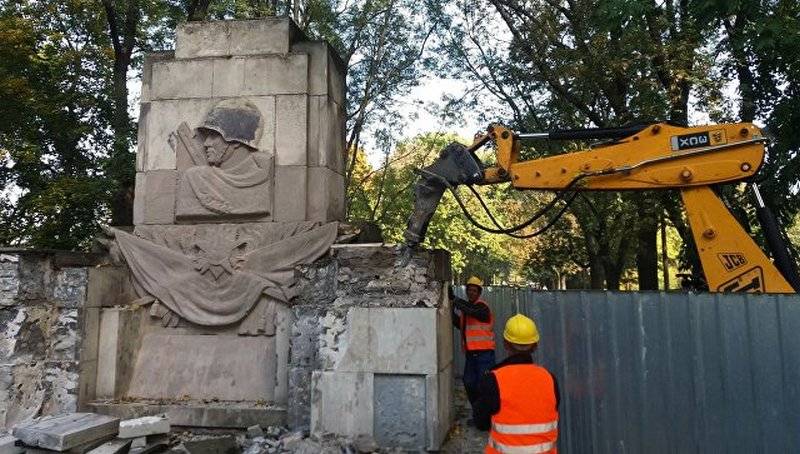 Em gratidão Na Polônia, eles quebram um monumento aos soldados soviéticos