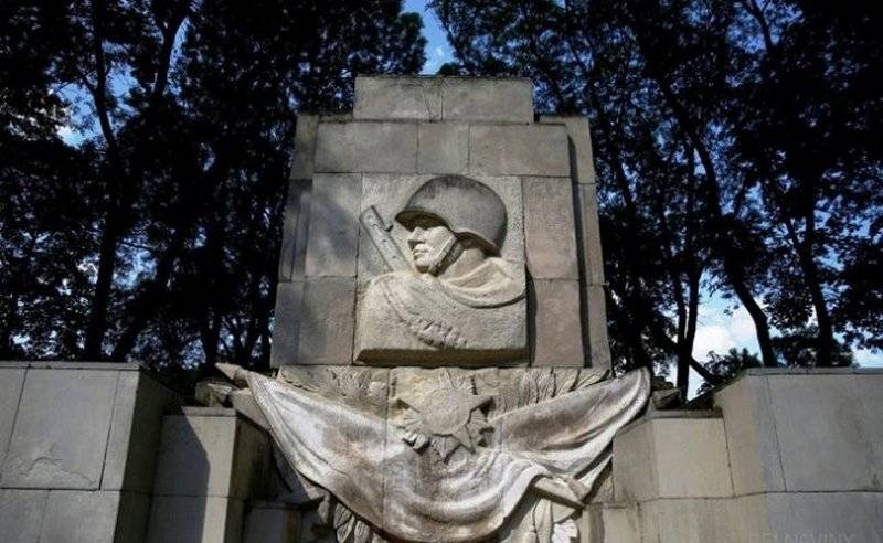 В знак благодарности? В Польше доламывают памятник советским солдатам