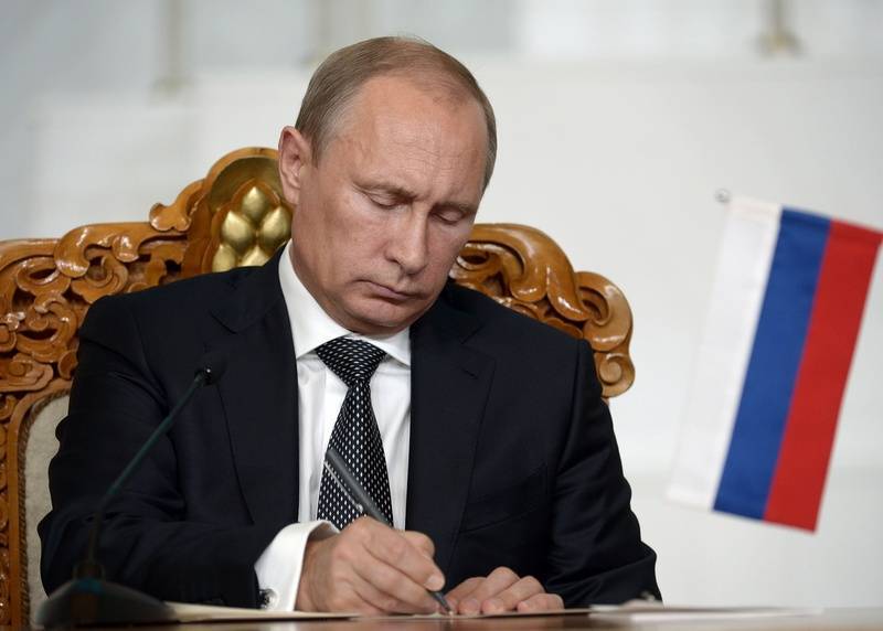 Putin imposes sanctions against Ukraine