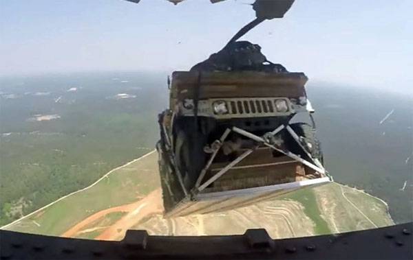 C-17 accidentalmente deja caer Humvee en el bosque de los EE. UU.