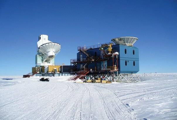 Chinesischer "Schneeadler" und sein großes Nest in der Antarktis