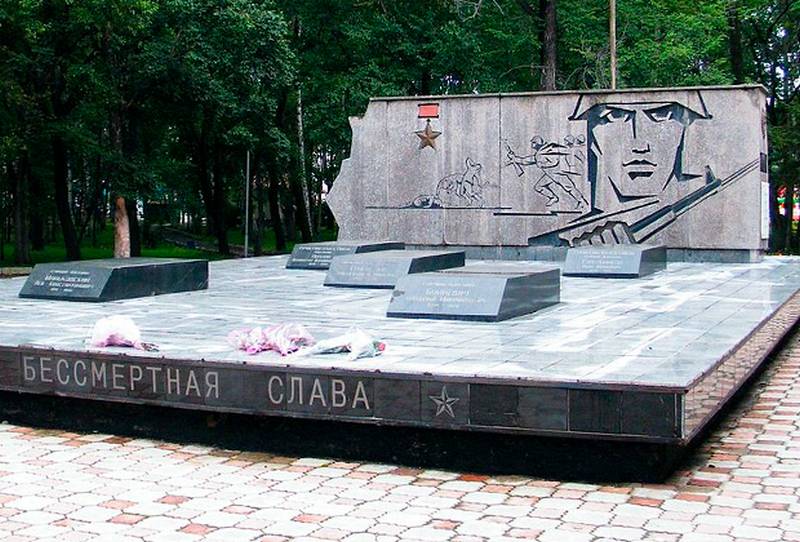 À Primorye, les pierres tombales des gardes-frontières ont été jetées dans une décharge
