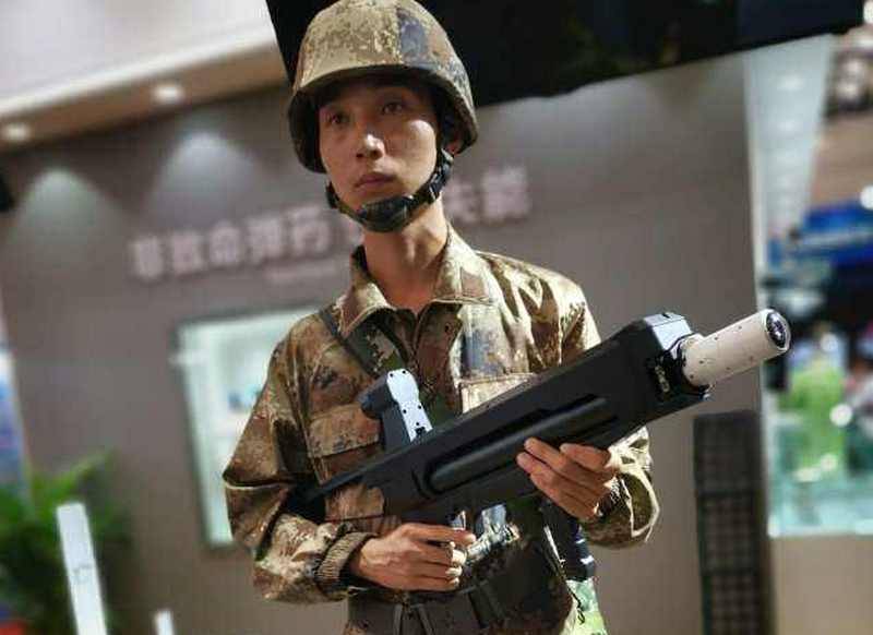 Китай показал ручной ракетный комплекс QN-202