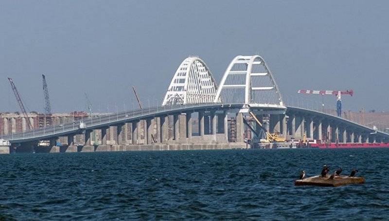 All railway piers are installed on the Krymsky bridge