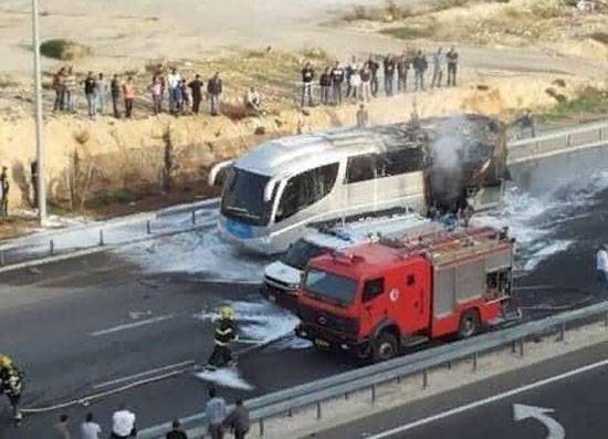 El cohete impactó en el autobús israelí, hay heridos.