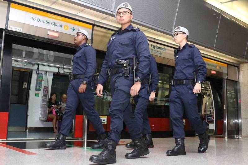 Policiais de Cingapura surpresos com a questão de verificar delegados estrangeiros