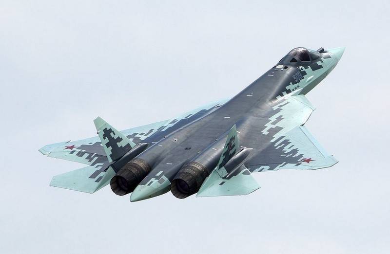 Colpi che addestrano il rifornimento di aria di Su-57