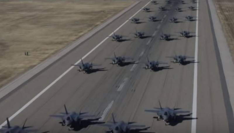 ABD Hava Kuvvetleri, Uçan X-Numx Avcı Uçağı F-35A Lightning'i Gerçekleştirdi