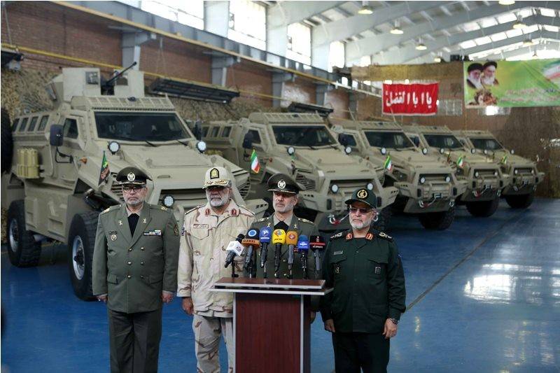이란은 일련의 장갑차를 발사했다.