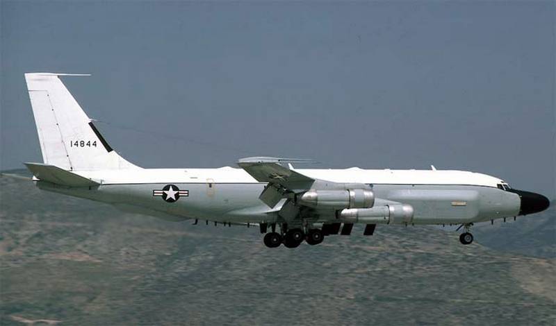 अमेरिकी वायु सेना टोही विमान, जो कि क्रीमिया प्रायद्वीप के लिए जा रहा है