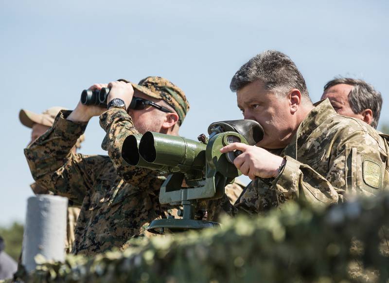 Порошенко требует немедленно освободить задержанных моряков и катера