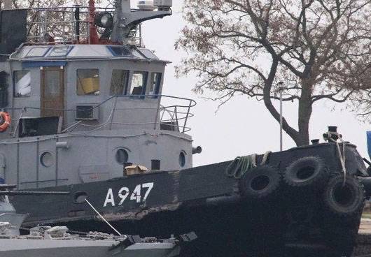 クリミア半島で拘束されたウクライナの船での公開ショット