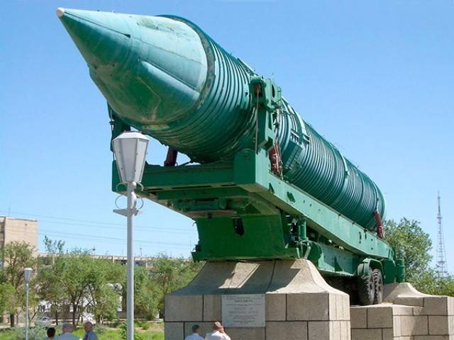 Complejo de cohetes 15P015 MR UR-100 con cohete intercontinental 15А15