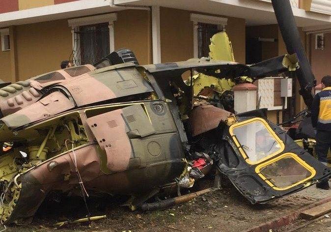 Un helicóptero militar cayó en una zona residencial de Estambul.