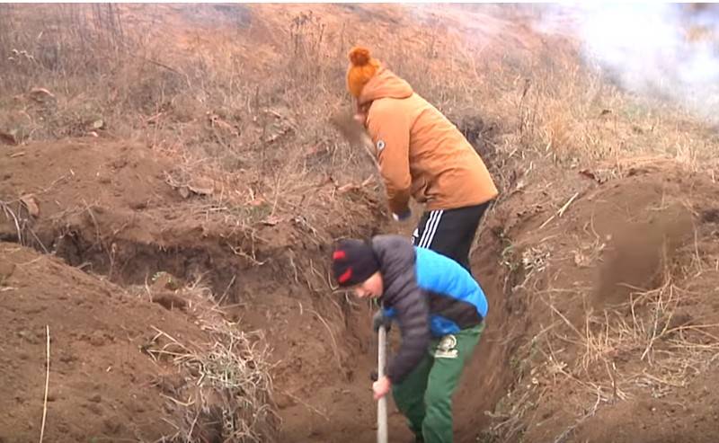 在Mariupol下，孩子们被派去挖掘战壕