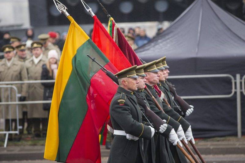 El desfile en honor al 100 del ejército lituano tuvo lugar en Vilnius.