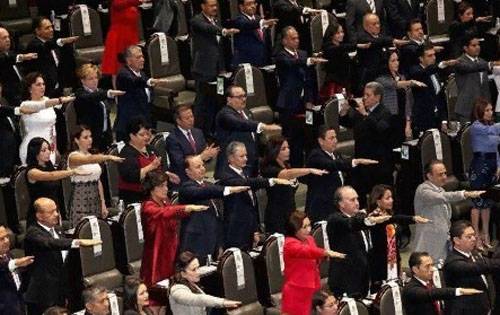 In Messico si discutono i gesti del presidente Lopez Obrador durante l'inaugurazione