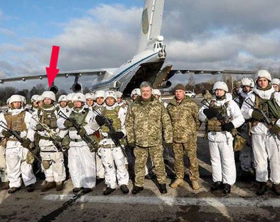 Poroshenko는 SS 부서의 상징으로 우크라이나 군대의 낙하산 조종사와 촬영했다.