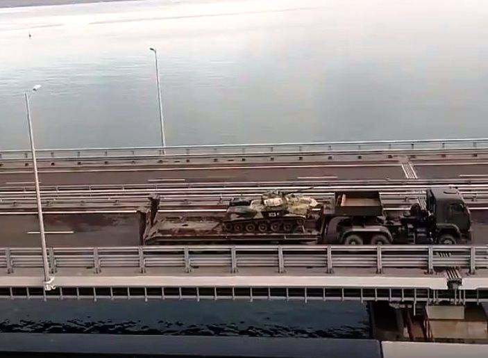 Colonna con equipaggiamento militare russo avvistato sul ponte Krymsky