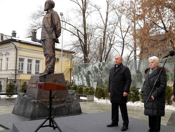 푸틴은 모스크바의 솔제니친 (Solzhenitsyn) 기념비 개설에 참여했다.