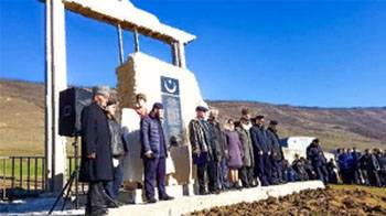 Dağıstan'da ilçe başkanı "Türk şehitleri" için bir anıt açtı