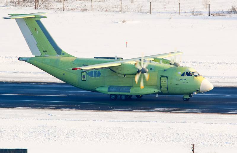 Le premier échantillon de l'Il-112V a été déployé pour un roulage d'essai