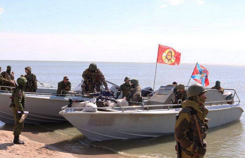 우크라이나 해군 사령관은 조선 민주주의 인민 공화국에 아 조프 소 함대 (Azov Flotilla)의 출현을 발표했다.