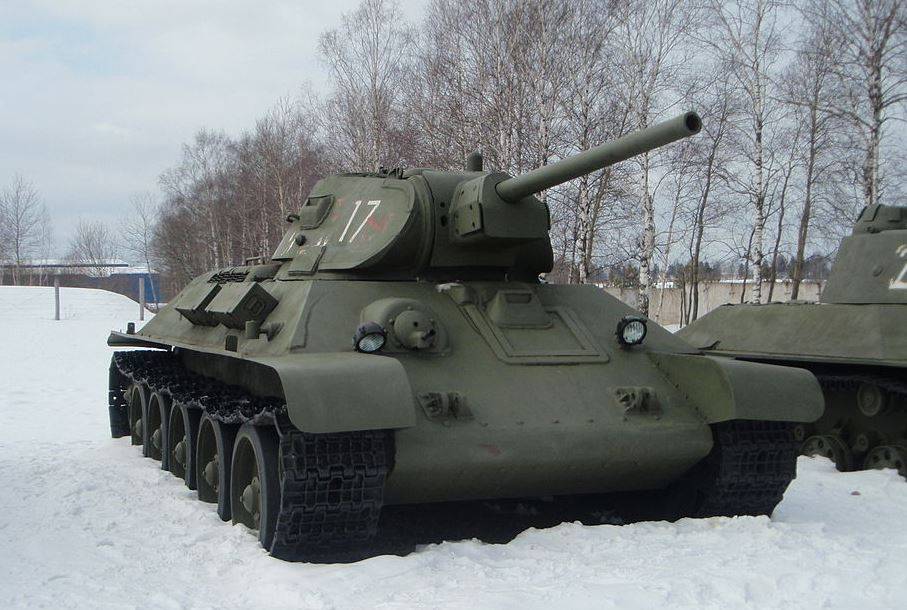Рисунок танка Т-34 на фоне взрыва мощная иллюстрация Великой Отечественной войны