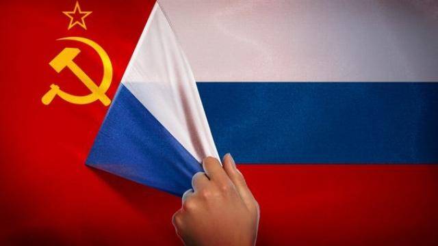 Pilhas De Moedas Contra A Bandeira Da Rússia. Regressão Econômica