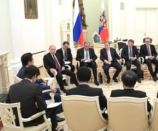 I capi di stato discutono il trattato di pace del Cremlino con il Giappone al Cremlino