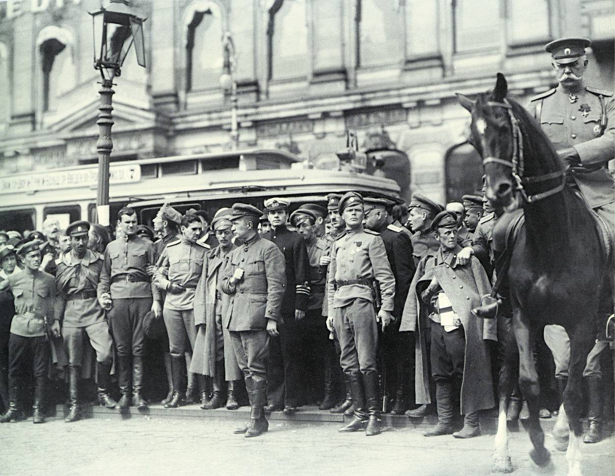Демонстрации на Невском проспекте в Петербурге в 1918