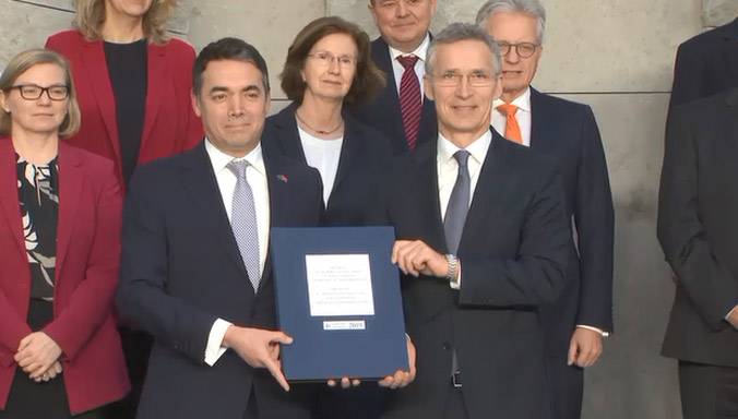 La Macedonia firma il protocollo di adesione alla NATO