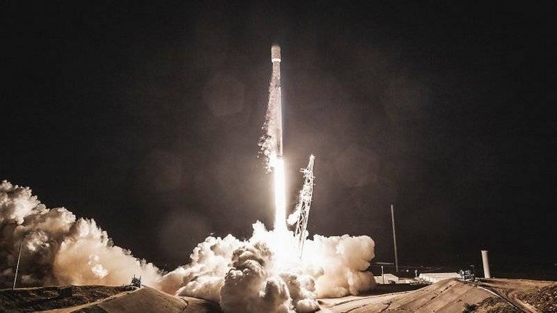 SpaceX는 재사용 가능한 우주선 Crew Dragon을 ISS에 착수했습니다.