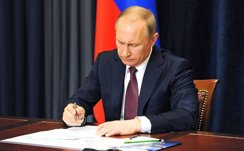 Vladimir Poutine a signé un décret sur la suspension de l'application du traité INF russe