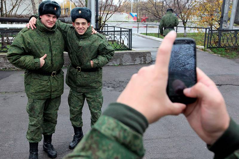 Путин подписал закон о запрете военным пользоваться гаджетами на службе