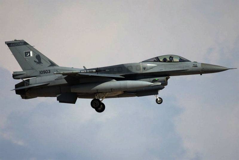 В WikiLeaks рассказали, зачем США продали Пакистану F-16 с AMRAAM
