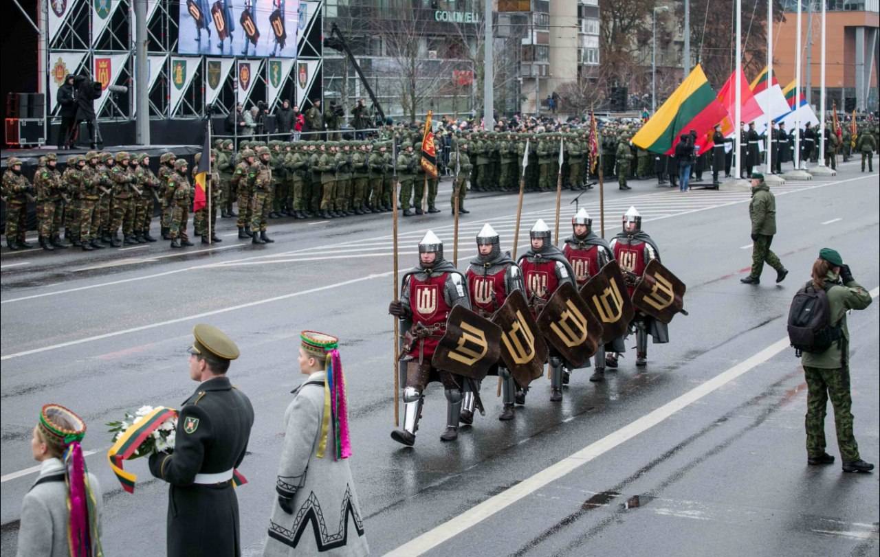 Парад приколов. Военный парад в Литве. Парад в Прибалтике. Военный парад в Латвии. Парад эстонской армии.