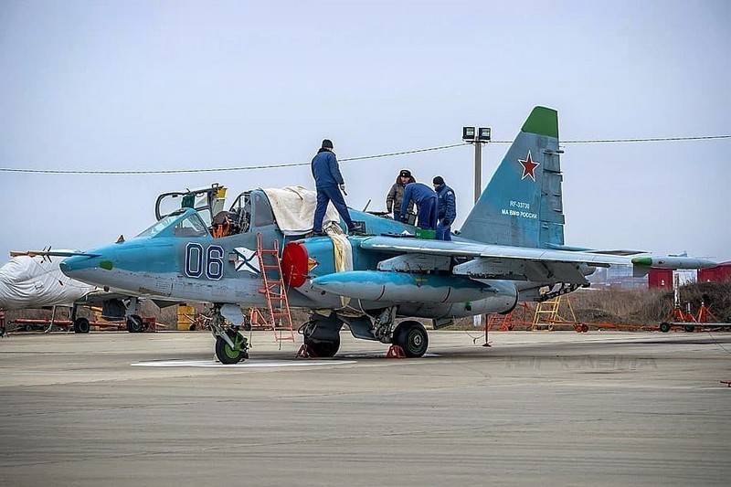 Bir çift güverte saldırı uçağı Su-25UTG, Saki havaalanında, Kırım'a uçtu.