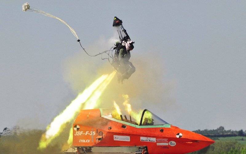 ВВС США заказали разработку новых катапультных кресел