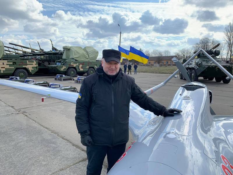 Poroschenko und Turtschinow übergaben den ukrainischen Streitkräften eine neue Lieferung militärischer Ausrüstung
